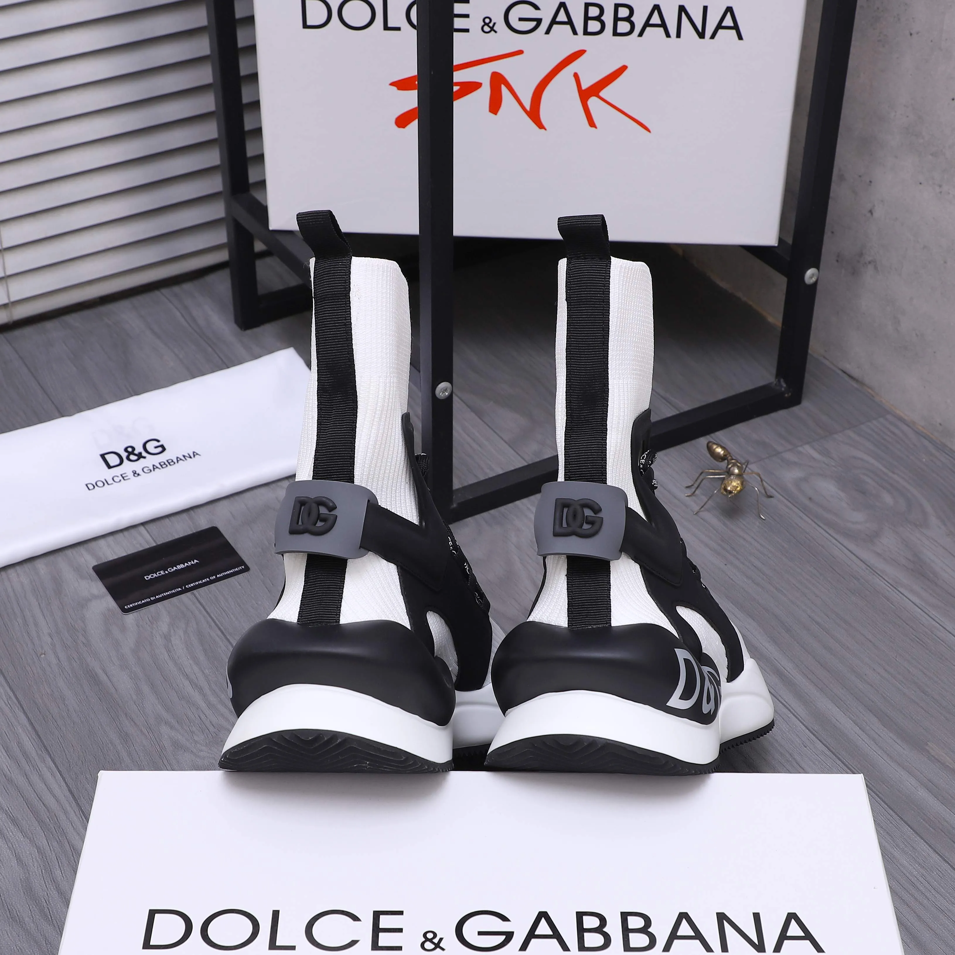 Men's shoes 💰442 Product trademark: DG (Dolce & Gabbana) casual shoes for couples. Regular size: 36-46 (45.46 is custom-made and non-returnable) Product materials: Selected knitted breathable spliced ​​cowhide upper, cowhide insole, original outsole
